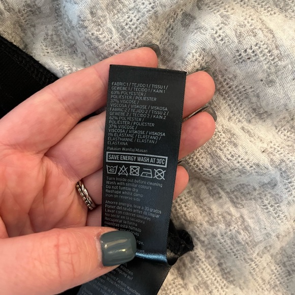 Ivy Park All Black Sleeveless Crop - Picture 2 of 5